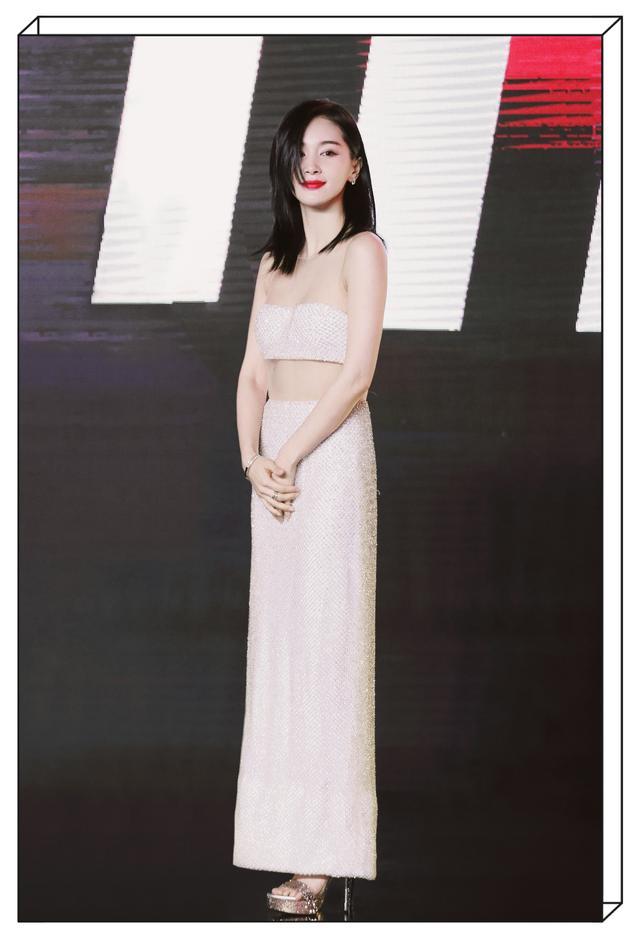 相信这样的马甲线,这样的锁骨,哪怕是女生们也会羡慕吧?