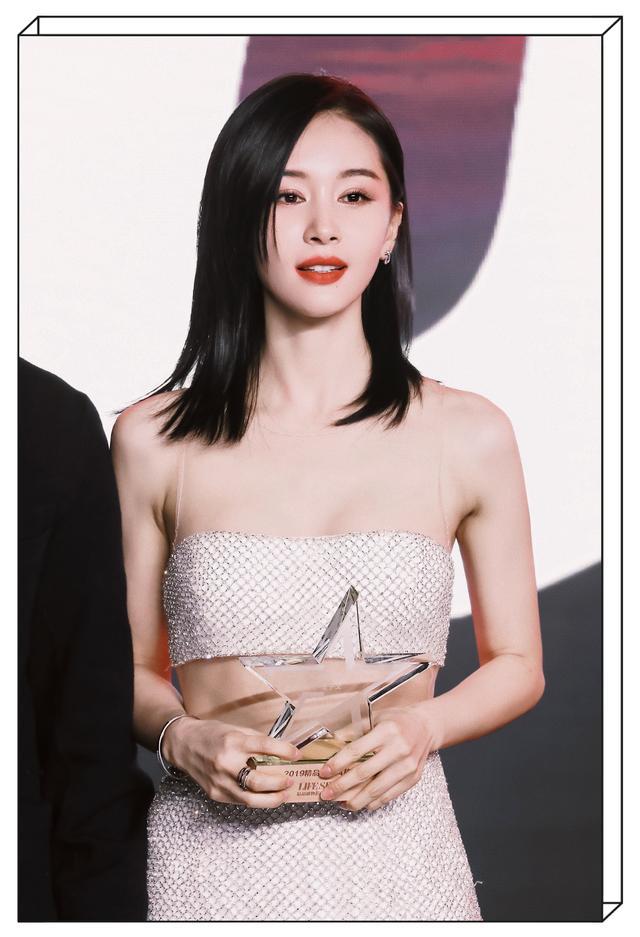 女神王子文也太敢穿了,穿着透视裹胸上台领奖,全场焦点非她莫属