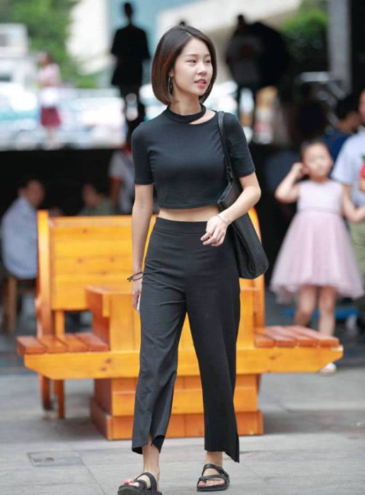 街拍美图:靓丽穿搭的小姐姐,简单的色彩搭配,美得与众