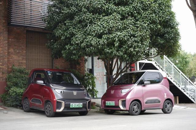 首先,这是辆两座新能源汽车,不限牌不限号,买回来随便开.