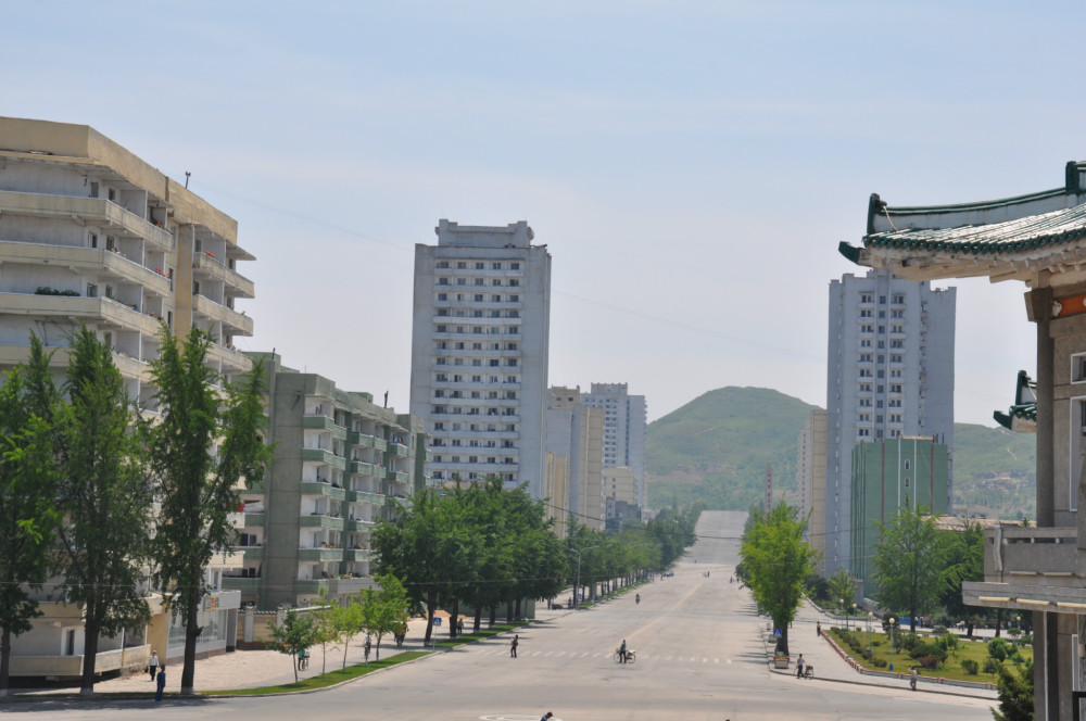 图为朝鲜开城街景,街头非常干净,汽车非常少.