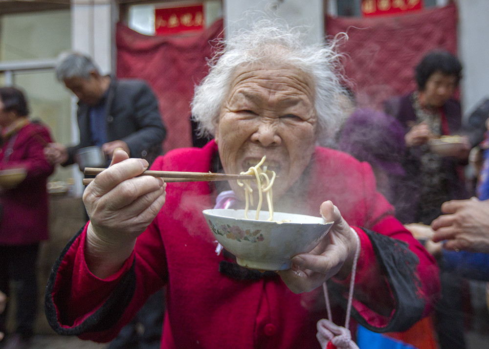 看看这位大妈狼吞虎咽的样子,有何感受