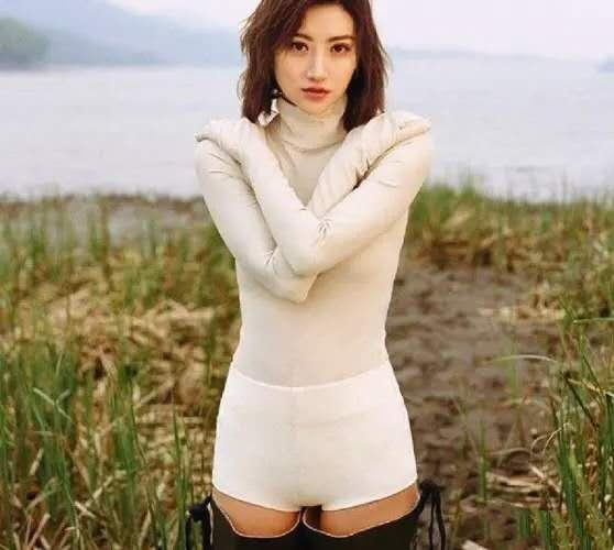 景甜彻底放开了,"安全裤"直接穿出来,"打鱼靴"却成亮点