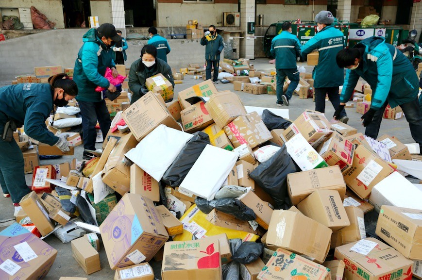 连云港邮政快递包裹积压 工作人员加班加点全力分拣快递