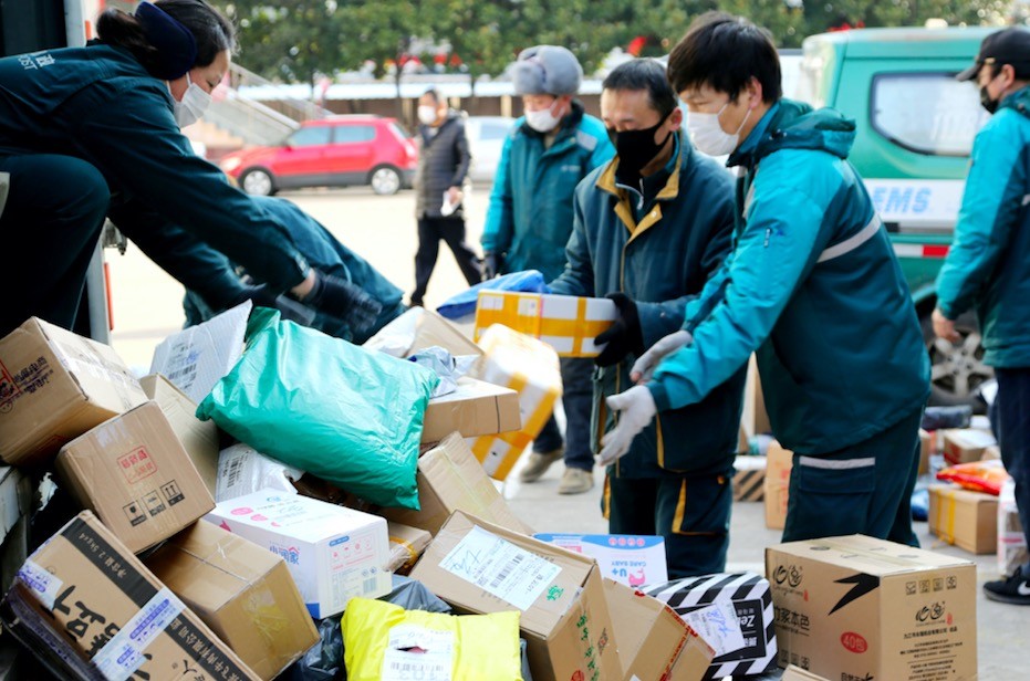 连云港邮政快递包裹积压 工作人员加班加点全力分拣快递