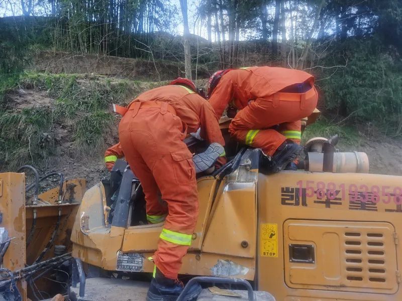 遂宁一挖掘机侧翻至下方路道!人员被困,驾驶室惨状吓人!