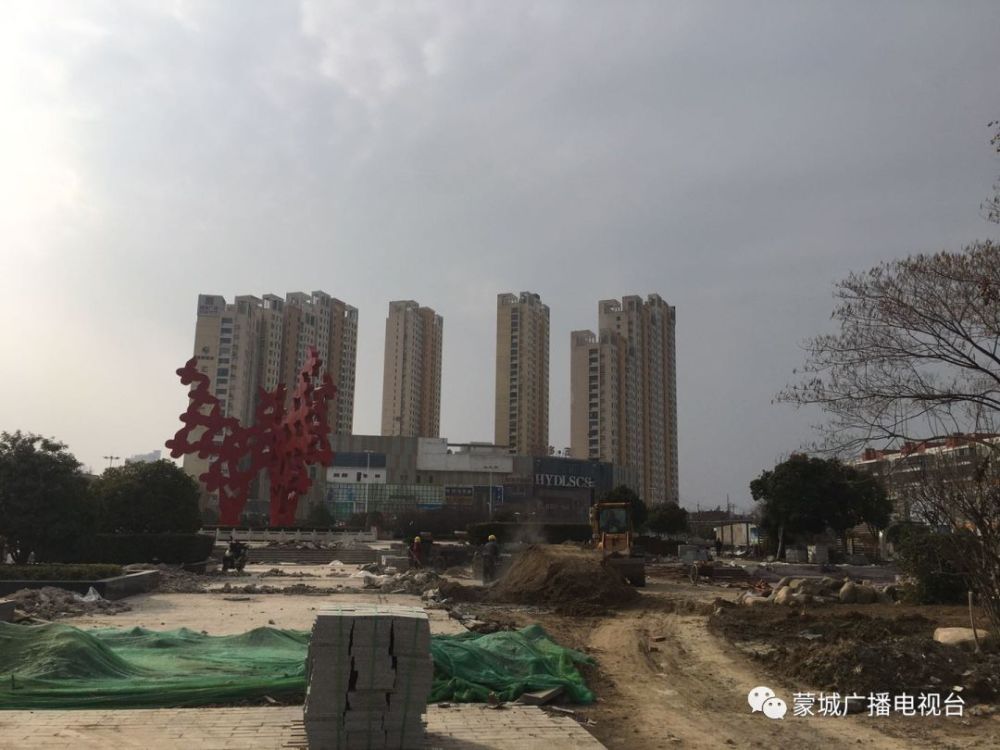 记者来到梦蝶广场维修改造项目现场,工人们正在忙碌着,抓紧施工.
