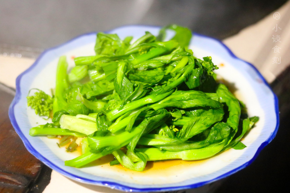 4,20秒以后捞出,装入盘子中,青菜柳焯水的时间一定不要太长,否则鲜甜