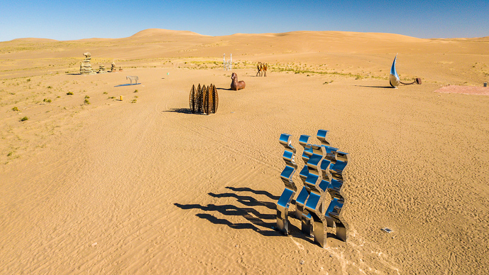 甘肃民勤的腾格里沙漠,搞特殊旅游,创造了一处人造沙漠艺术胜地