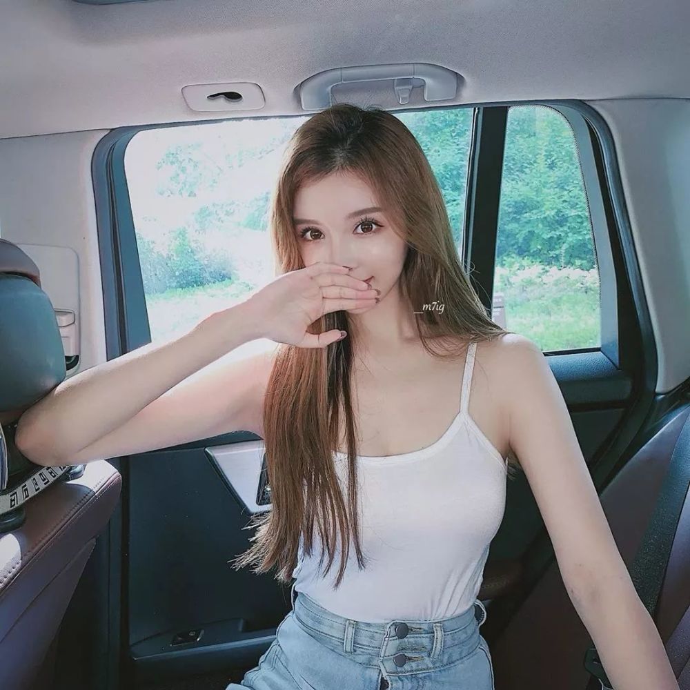 我外甥女4岁,公交车上, 我抱着她坐在一妹子旁边, 妹子很热情的说想