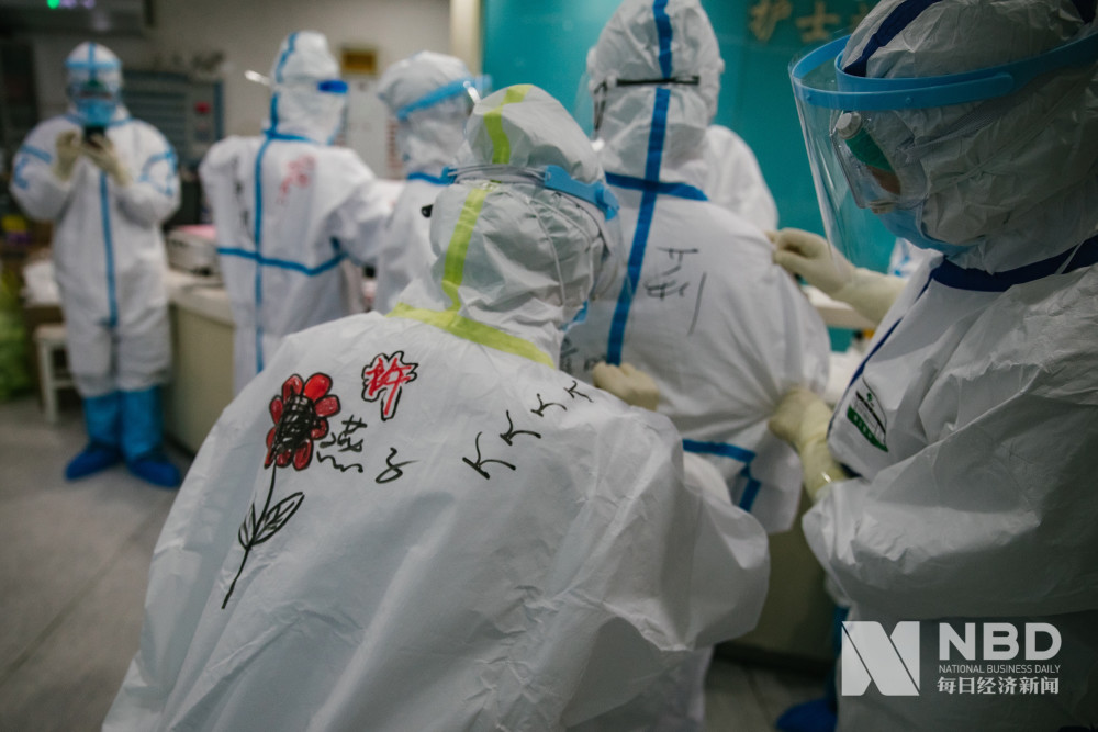 2020年3月3日,武汉红十字会医院,隔离服上画有梅花图案的护士在为患者