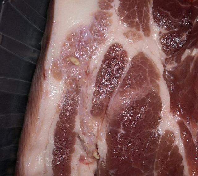 买猪肉时勿贪便宜,这5种猪肉再便宜也不能买,卖肉老板