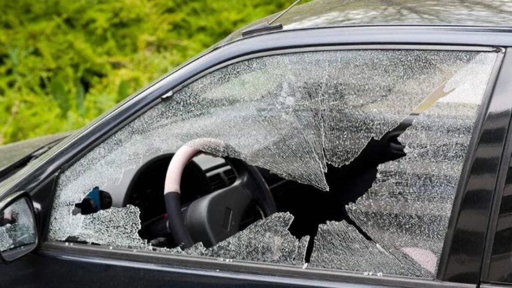 千万别砸错了——需要破窗而入时,砸汽车哪块玻璃损失
