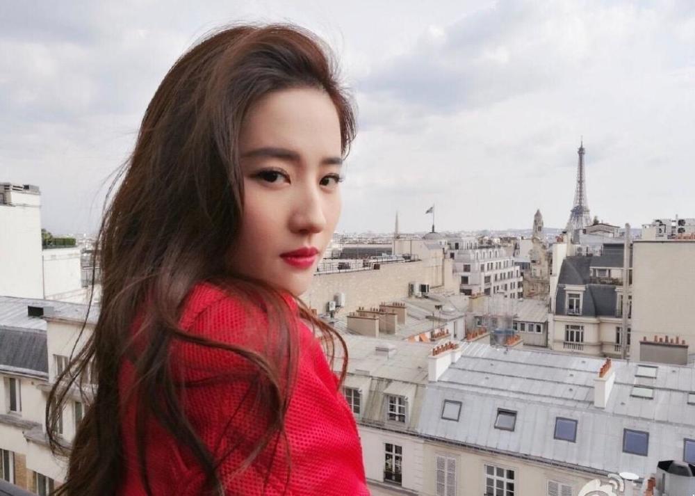 刘亦菲首登《vogue》4月刊封面,完成"五大二小"时尚杂志全满贯
