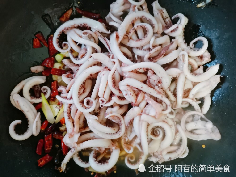 自己在家也能做爆炒鱿鱼须,麻辣鲜香滋味十足,又一道下饭好菜