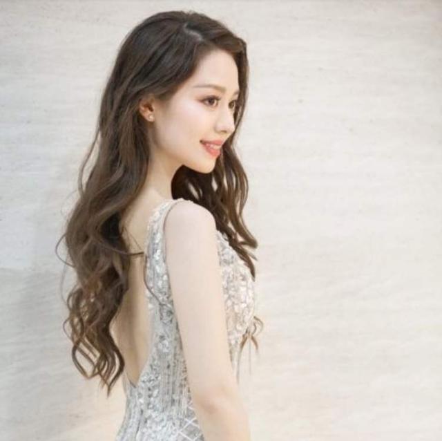 名门泽佳:吉娜的眼妆有多浓?卸妆后效果样貌平平无奇,网友:也就普通人