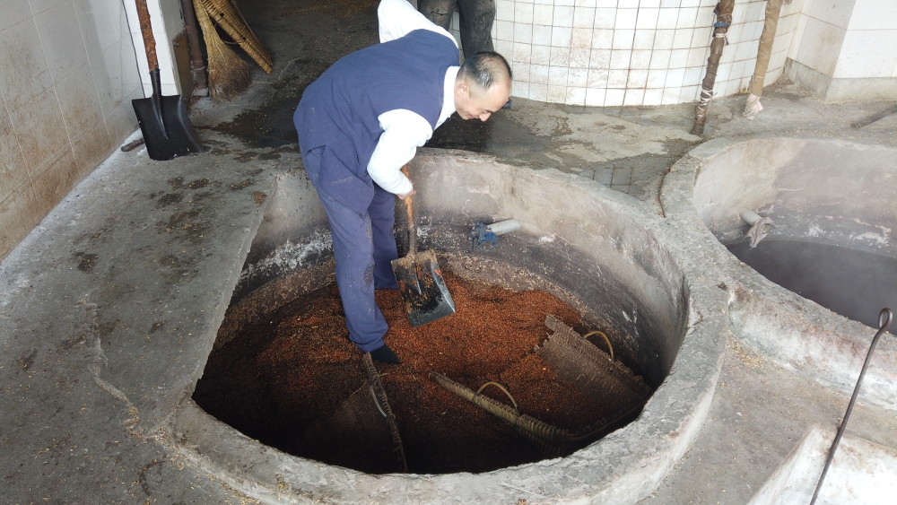 浓香型白酒酿酒发酵,如何提高出酒率?酒厂酿酒师有4个