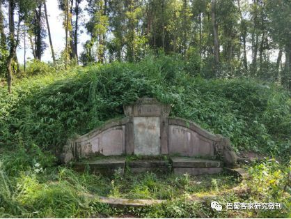 两座墓地基本都沿袭了广东圈椅式的风格,由墓体,摆手,墓堂,后土神位