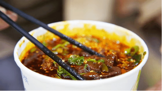 去年我们打卡过的黄金记酸辣粉也营业了 门口贴着外卖或打包的字样