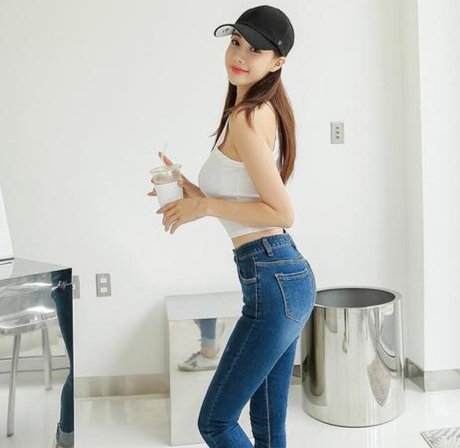 美女模特紧身牛仔裤穿搭:戴上帽子很性感
