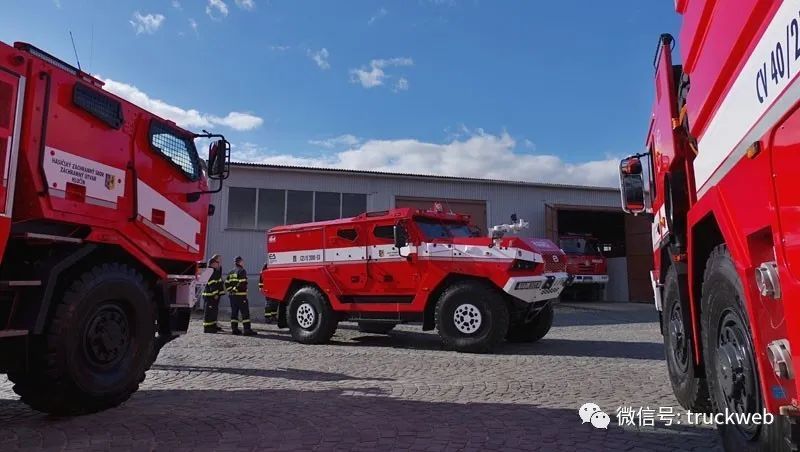 10x10驱动 v8风冷机 捷克最大水罐消防车 太脱拉两款特种消防车交付