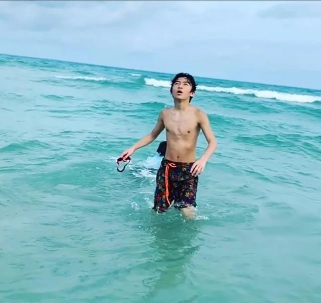 13岁lucas已经有腹肌!和妈妈张柏芝海边度假,基因太好