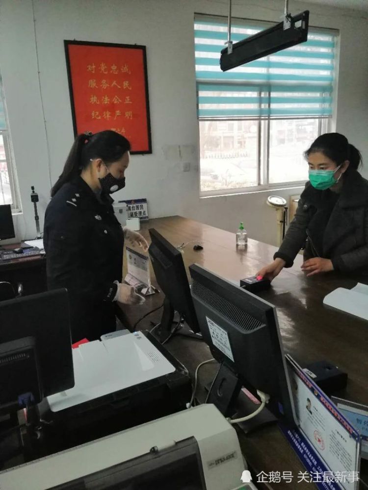 南昌路派出所户口室民警董博在为群众办理户政业务