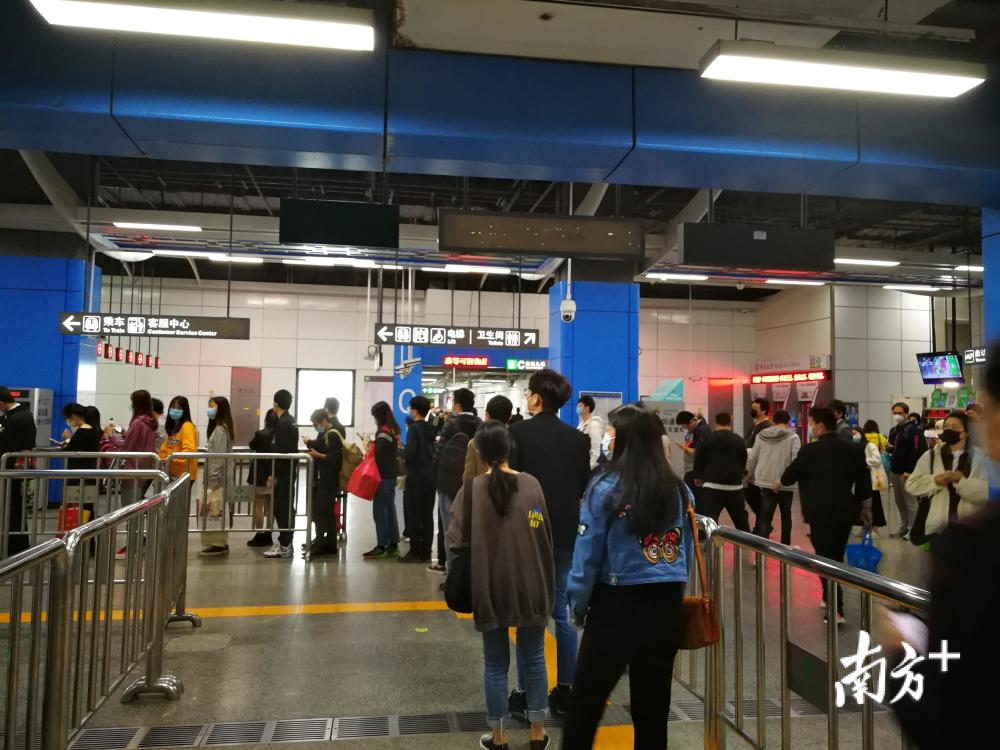 深圳地铁排队人龙来了!日客流量175万人次,部分站点客流管控