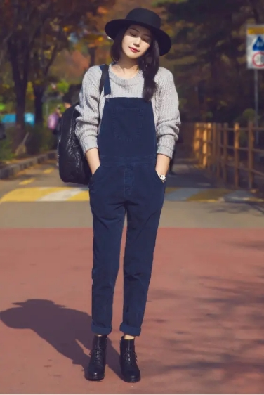 高圆圆不愧是气质女神,穿白色连衣裙配波波头,当妈后更有韵味
