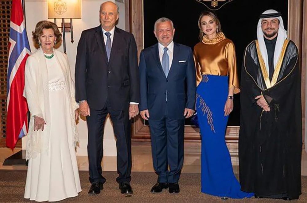82岁挪威王后访问约旦,与美女拉尼娅相遇,两大王后气质惊为天人