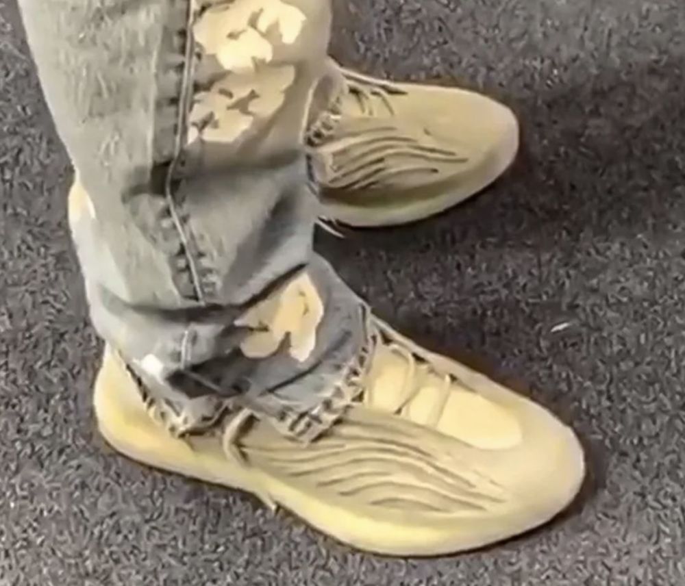 yeezy foam runner 椰子洞洞鞋也将在夏季来临之前发售.