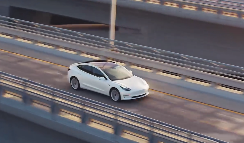 特斯拉model3跌破30万,百公里加速5.6秒,续航445公里