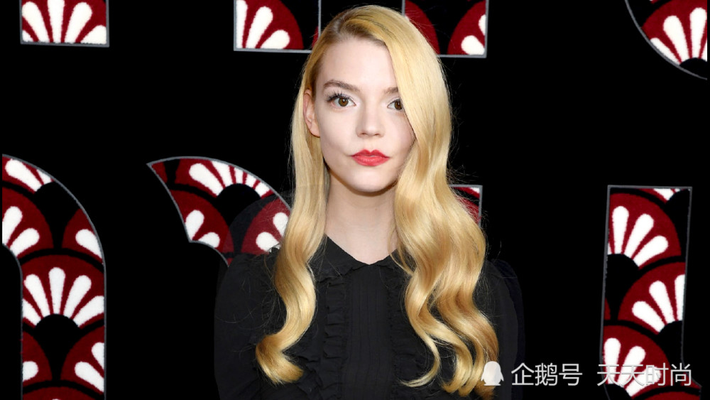 巴黎时装周,明星安雅·泰勒-乔伊anya taylor-joy现身