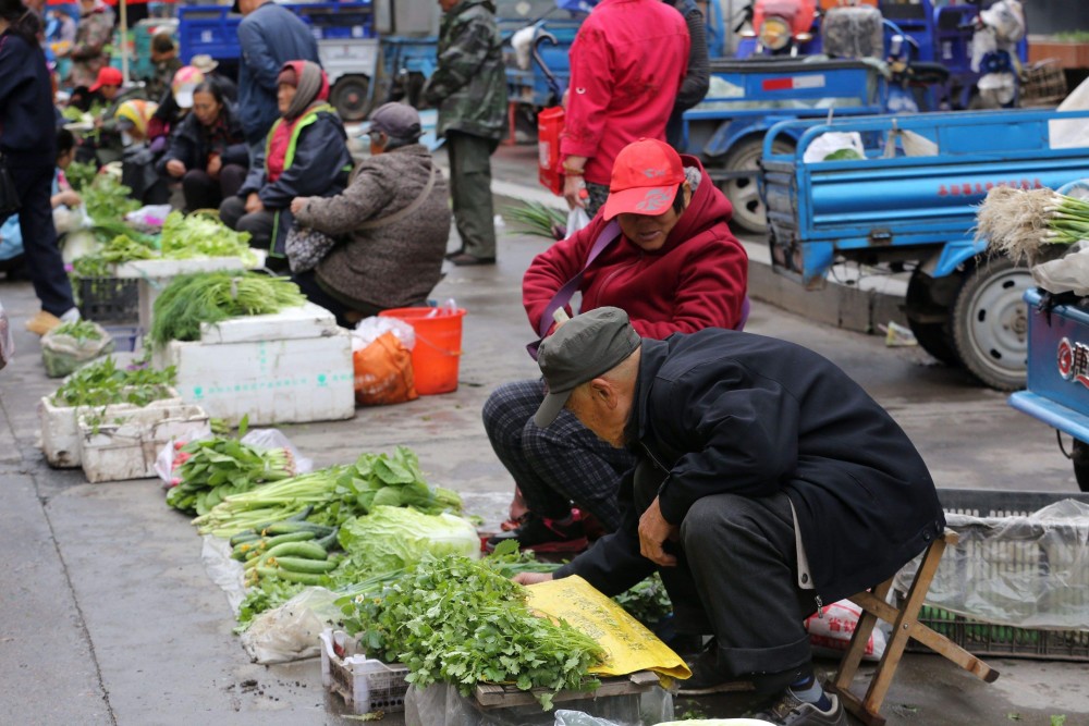 有人宁愿去超市买菜,也不愿买路边老人的便宜菜,这是为什么?