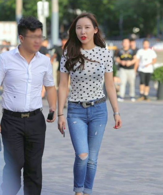 街拍美图:身形优美的小姐姐,清纯唯美,展现高雅淑女范