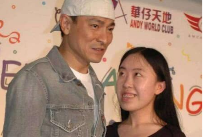 那个疯狂追求刘德华,逼父亲卖肾跳海自杀的粉丝,如今过得怎么样了?