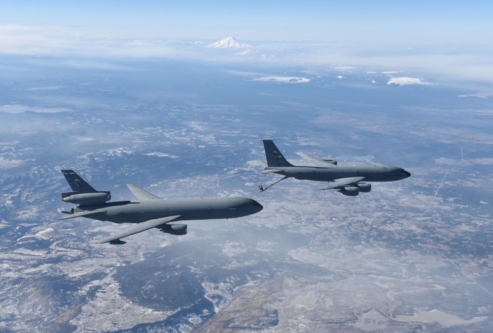 将在2021财年退役16架kc-10a和13架kc-135r空中加油机,而这一装备变化