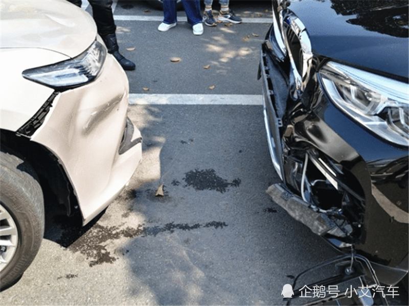宝马x3停在车位里,被丰田凯美瑞硬怼前脸,网友:豪车也