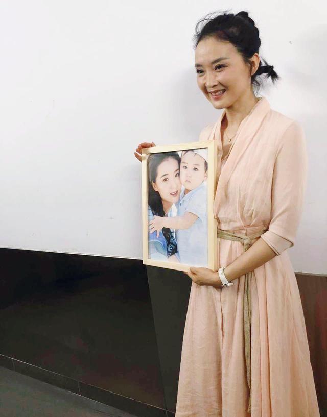 46岁王艳气质太优雅,衣品更是令人羡慕,不愧是最美晴格格