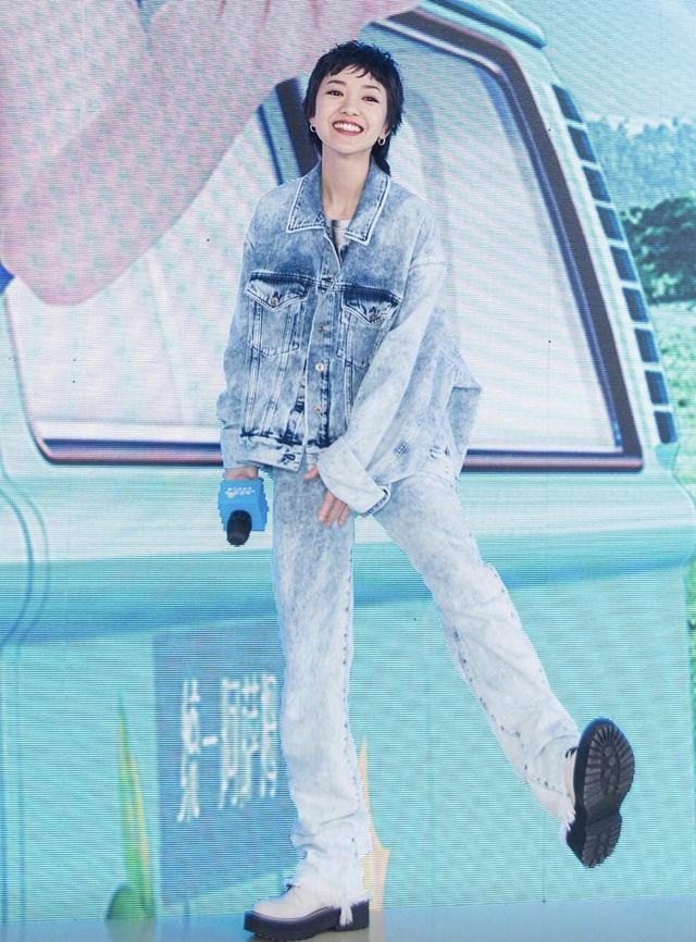 郭采洁品味越来越难懂,穿白色外套搭黄t恤,戴发带发型