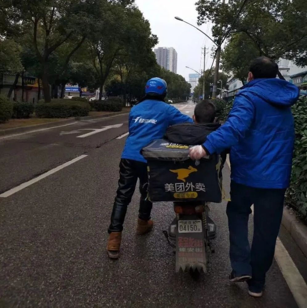 他们很热心 前段时间,武汉一名外卖小哥在正常送餐途中,热心帮助一名"