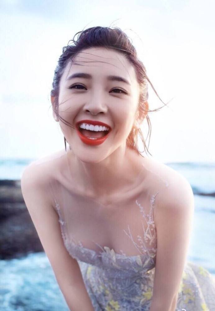 32岁唐艺昕,甜美清纯,曲线性感,小有女人味!