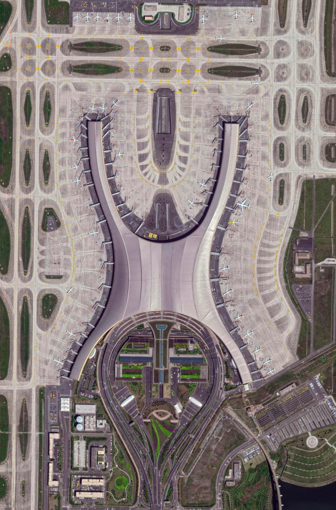 重庆江北机场航拍,有三座航站楼,三条跑道,中西部地区