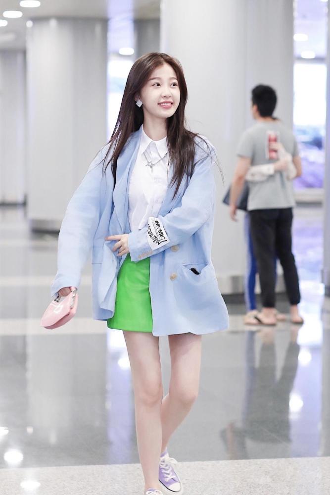 虞书欣真有"仙女"气质,西服外套搭配绿色短裤大秀美腿