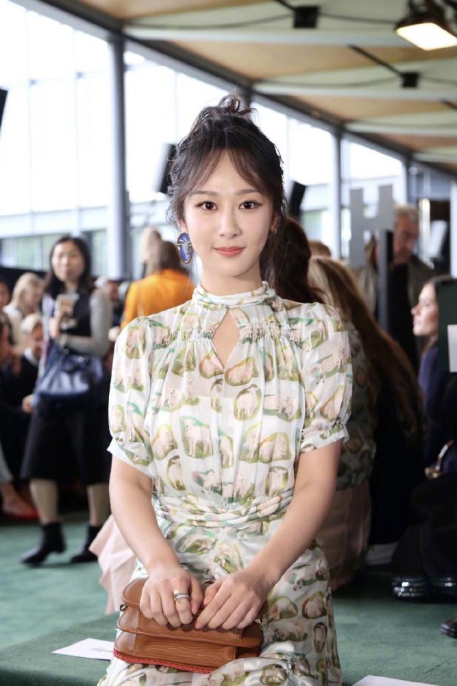 杨紫依然少女感十足,身穿清新印花连衣裙洋气又楚楚动