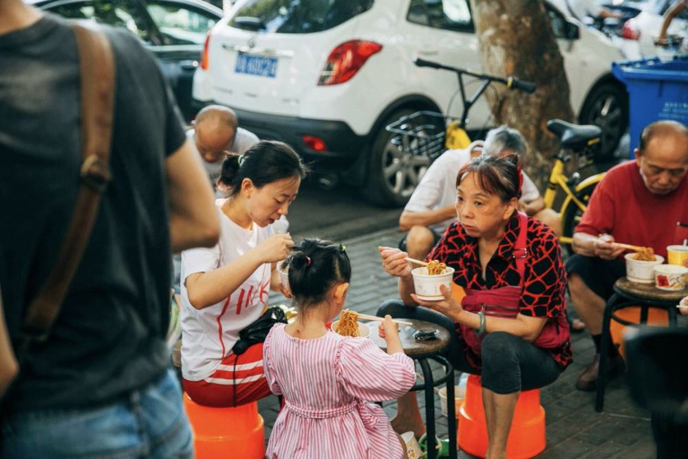 每当不知道吃什么,又恰好路过一家热干面店,武汉人就会当机立断地决定