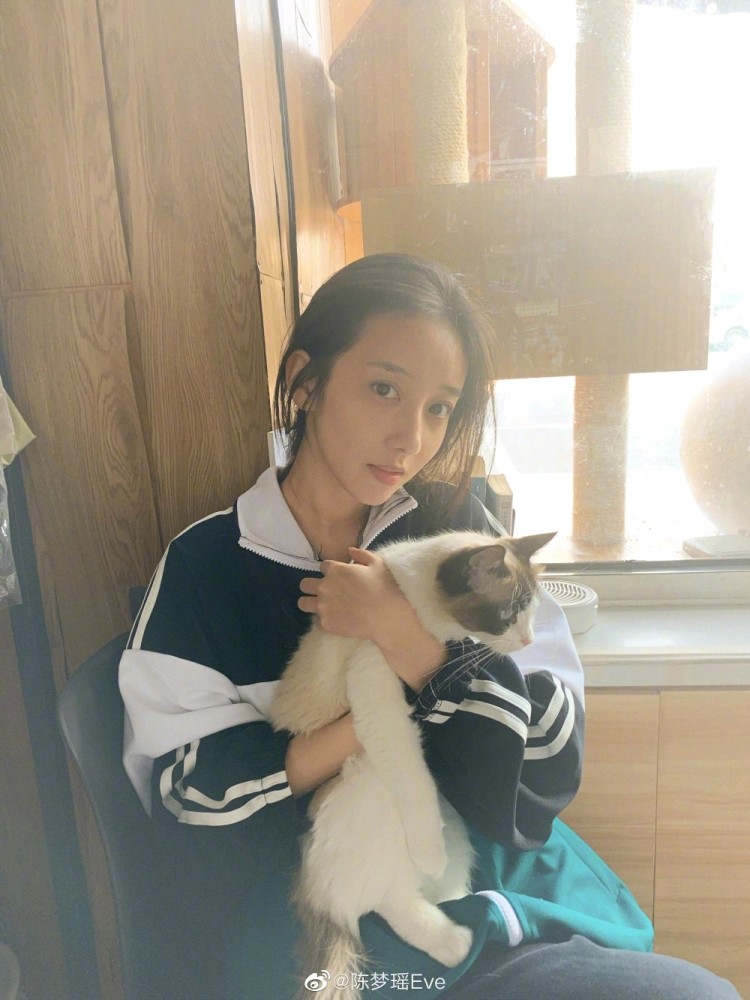 uniq队长周艺轩女友陈梦瑶亲自怼男友粉丝,好刚