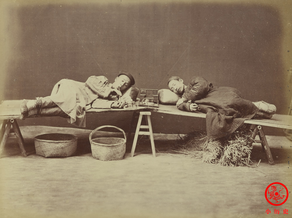 1870年,上海吸食鸦片的人.