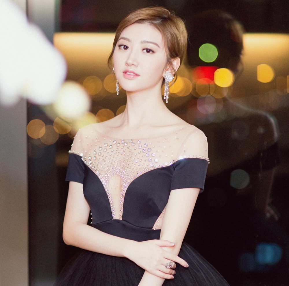 仙女裙总是必不可少的,加上景甜白皙的皮肤,完美的样貌,这就是儿童书
