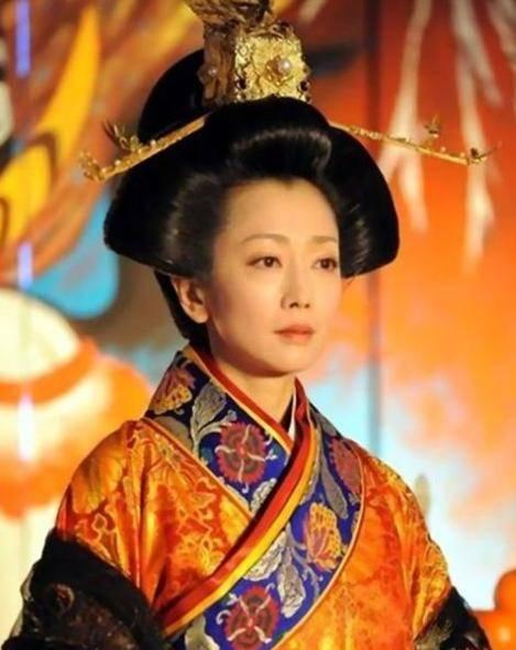 古代日本天皇虽然地位崇高,但是权力却先后受摄关,院政限制